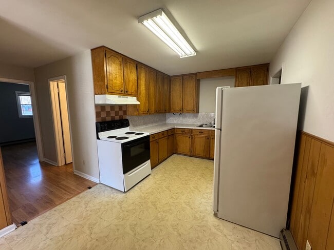Building Photo - 2-3 bed/ 1 bath duplex with Carport