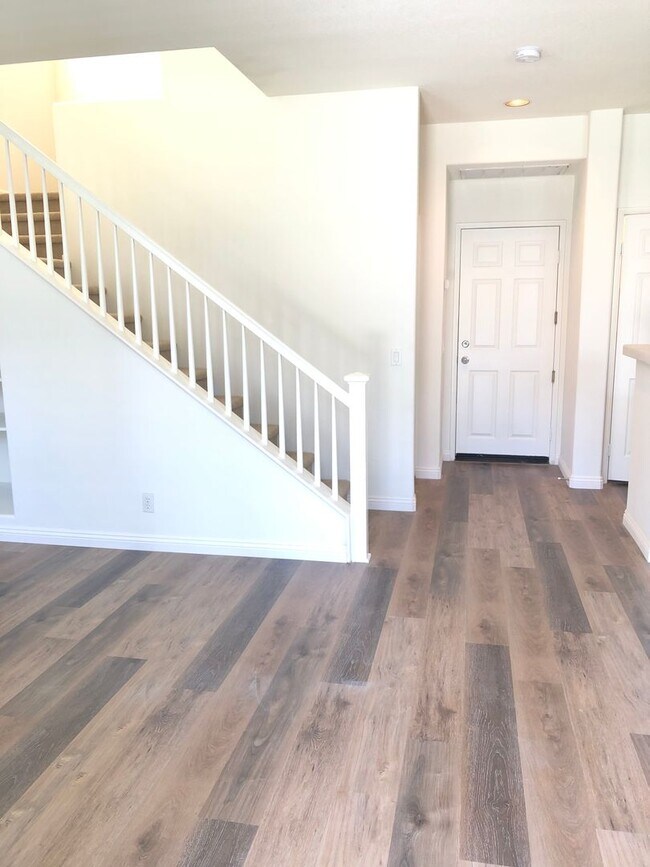 Building Photo - CHARMING 3 BR/2.5 BATH  " TWELVE PICKET LA...