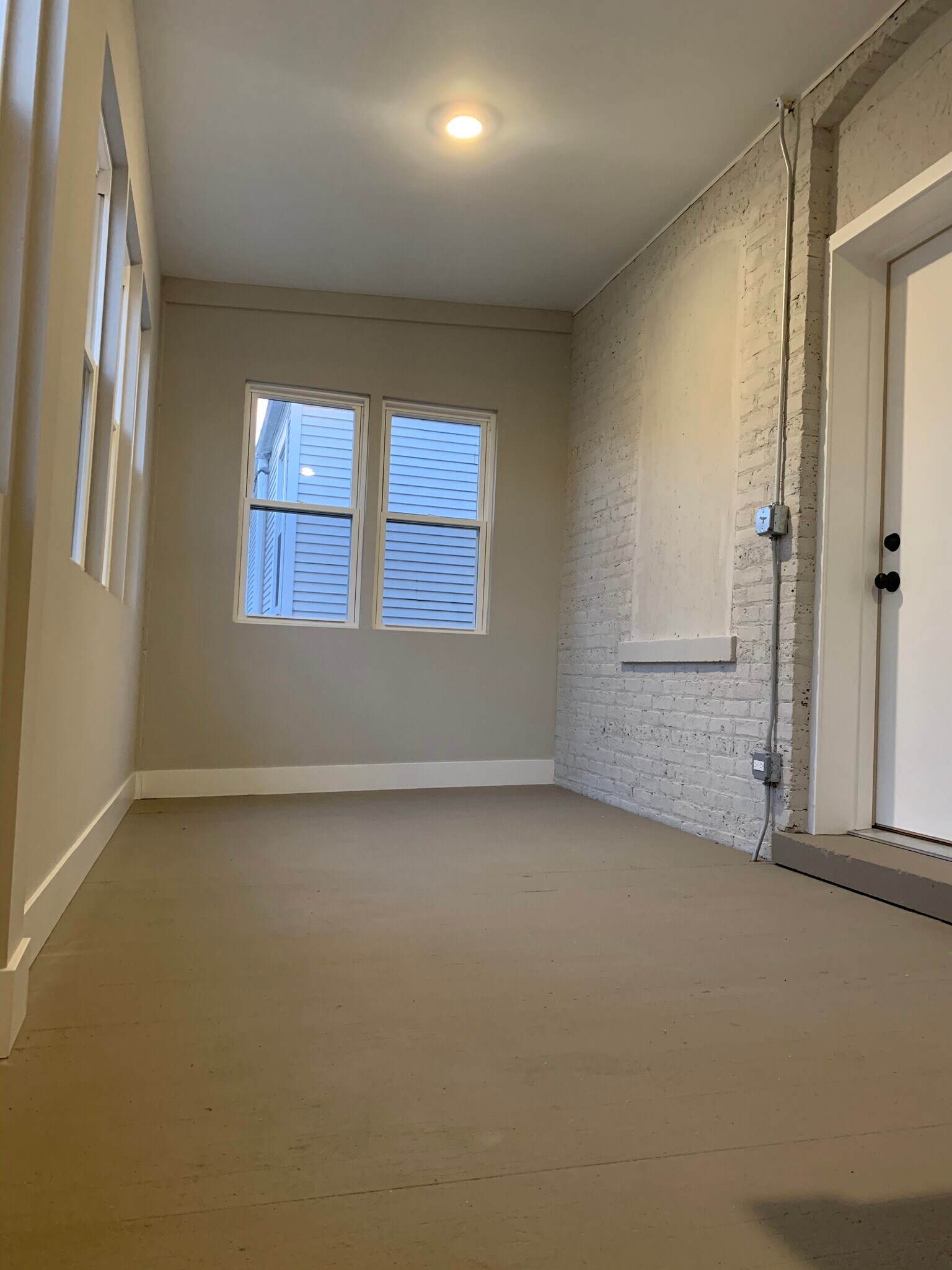 Building Photo - 5315 W Montrose Ave