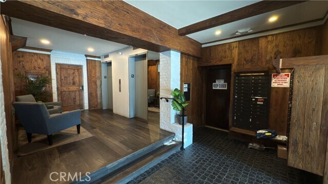 Building Photo - 532 N Rossmore Ave