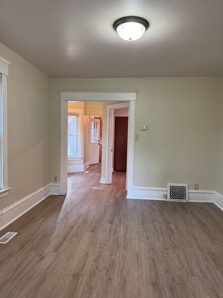 Family room - 230 9th Ave N