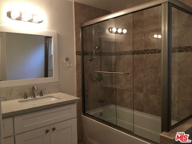 Building Photo - 125 N Palm Dr