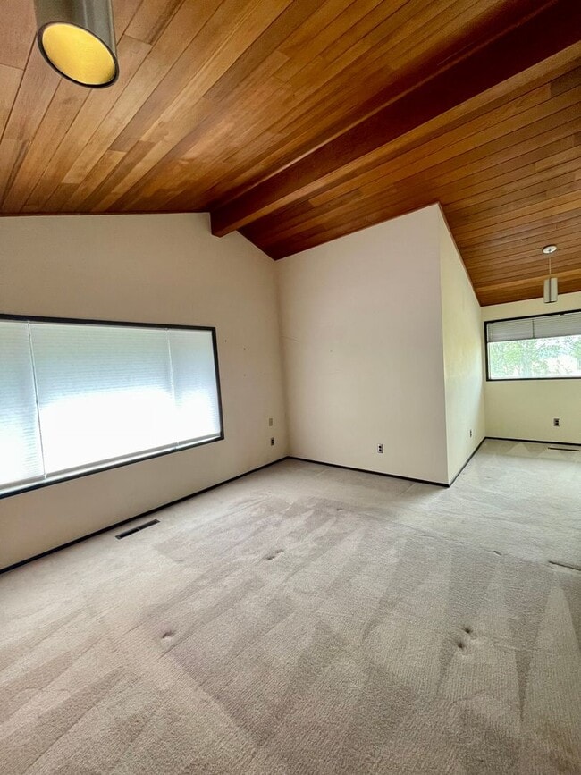 Building Photo - Country Living within one mile to town