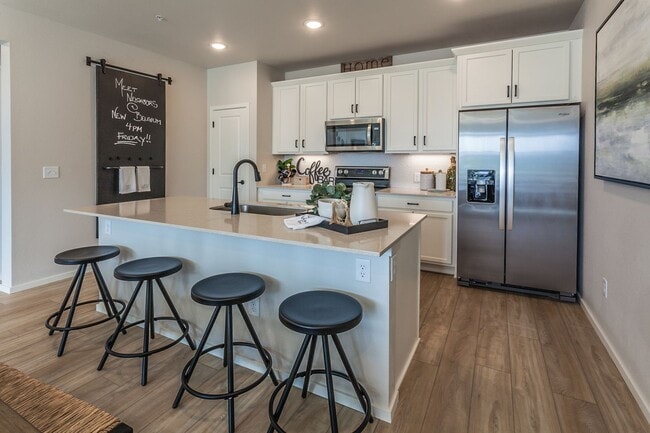 Building Photo - Luxury Condo - Water, Sewer, Basic Internet Included!