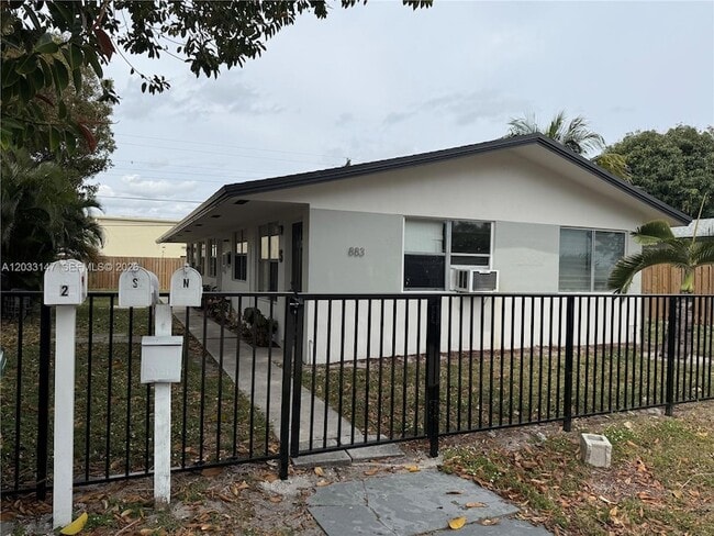 Building Photo - 883 NE 40th St
