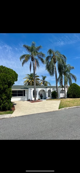 Building Photo - 2337 Hama Dr