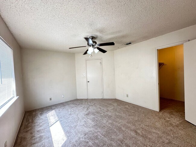 Building Photo - Charming 2-bedroom 1 bath 1 car garage loc...