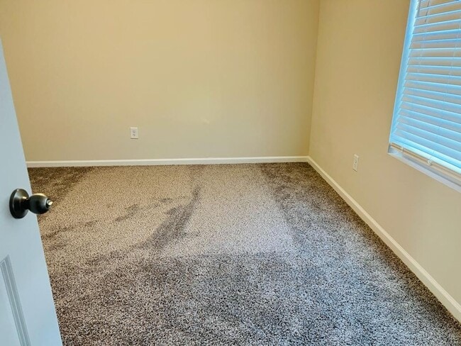 Building Photo - 280 Brook Farm Ln