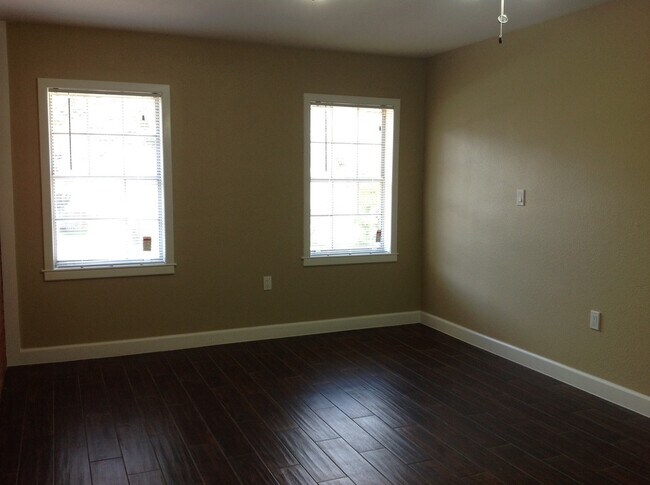 Building Photo - Gorgeous Remodel - North Austin Home!