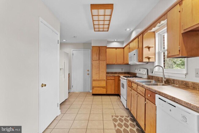 Building Photo - 213 Sunset Dr