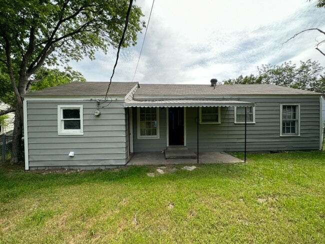 Building Photo - Charming 2 Bedroom. 1 Full Bath Home in We...
