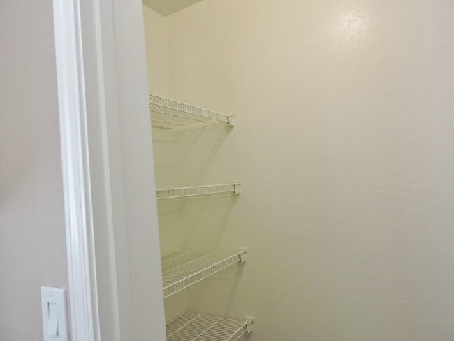 Building Photo - 4 BEDROOM 2 1/2 BATHROOM WITH OFFICE AND LOFT