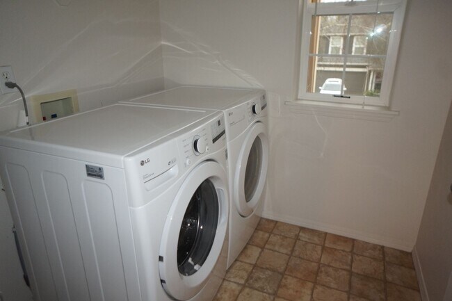 Building Photo - 4 bedroom Orenco Garden pet friendly house