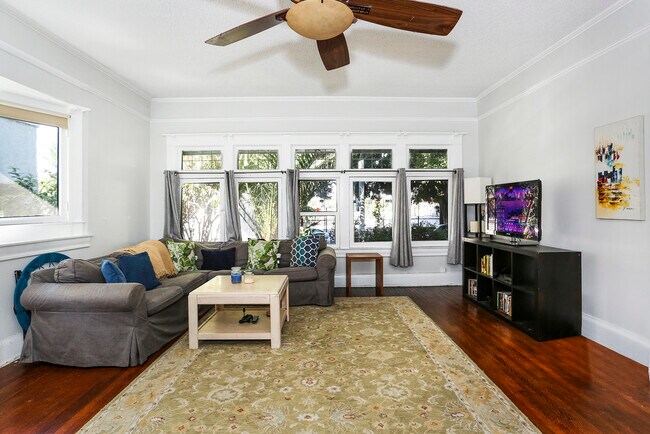 Building Photo - 230 N Bonnie Brae St