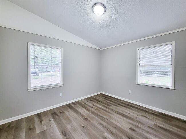 Building Photo - 405 Silver River Dr