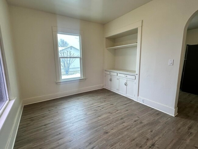 Building Photo - 906 B St