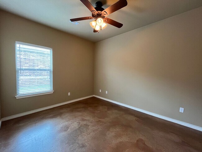 Building Photo - 4 Bedroom Single Family Home:  Available Now!
