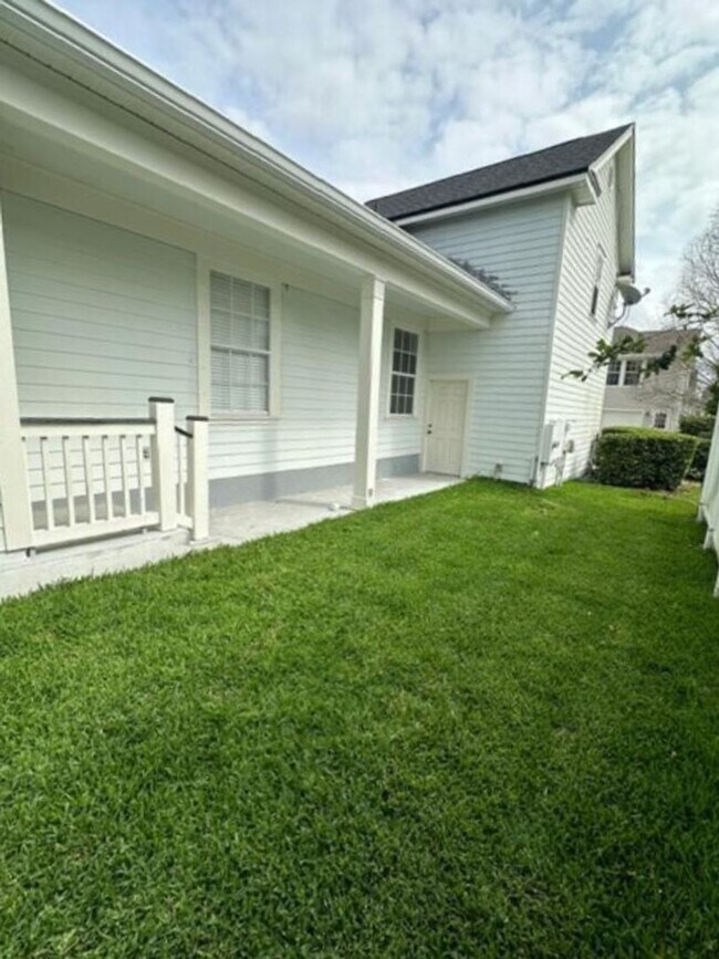 Building Photo - Completely remodeled 4 Bedroom 2 Bath sing...