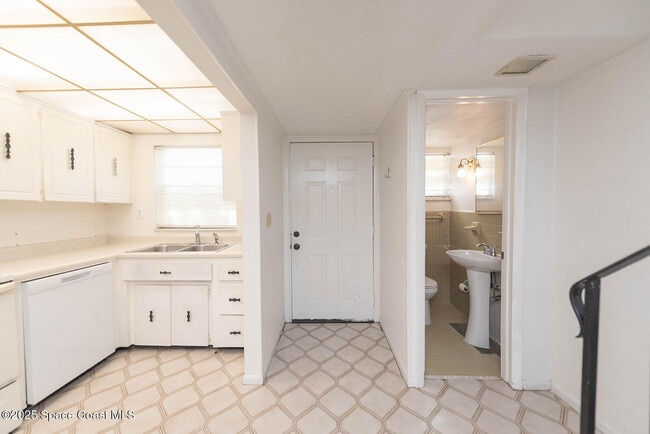 Building Photo - 2511 Country Club Dr