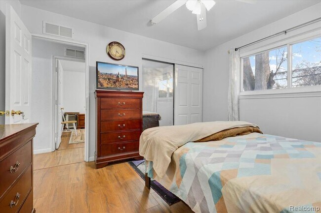 Building Photo - 1564 Moulin Ave