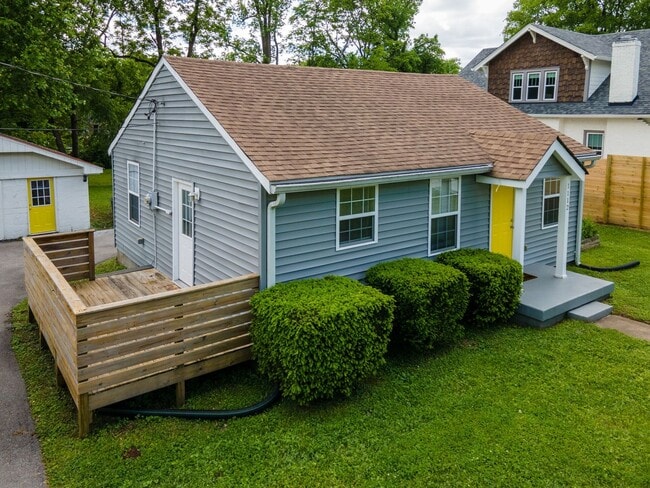 Building Photo - LOOK NO FURTHER THAN THIS INGLEWOOD CHARMER!