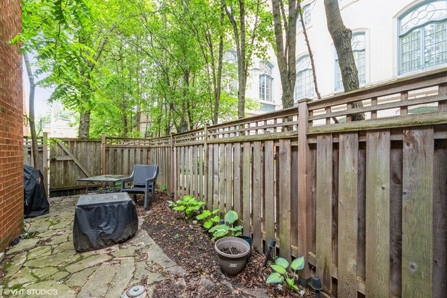 Building Photo - 2103 N Larrabee St