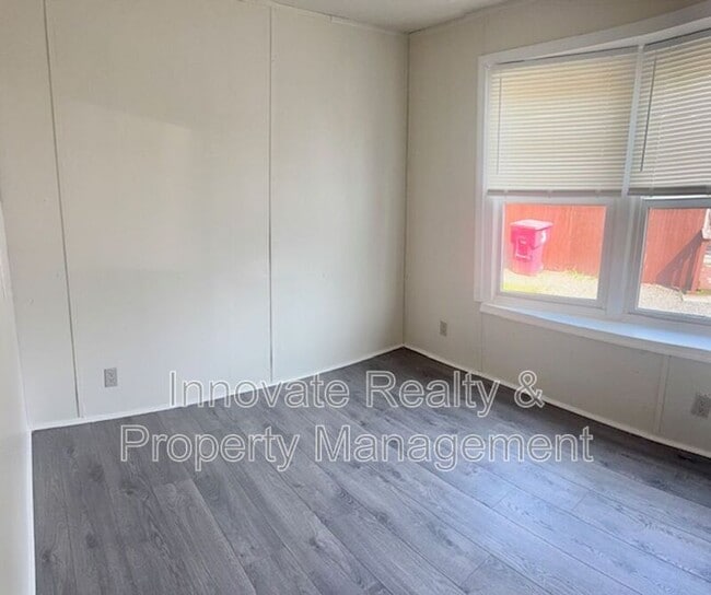 Building Photo - 437 Wicker Ave