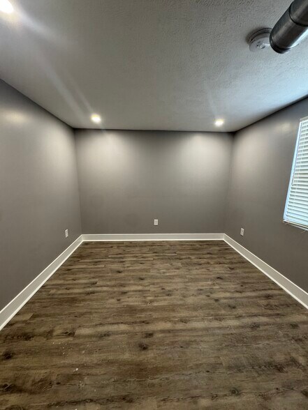 Building Photo - 352 Ermine Way