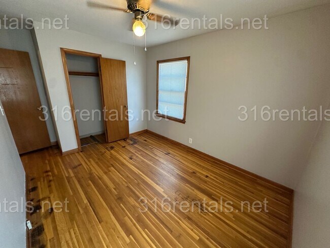 Building Photo - $925 - 2 bed 1 bath - Single Family Home