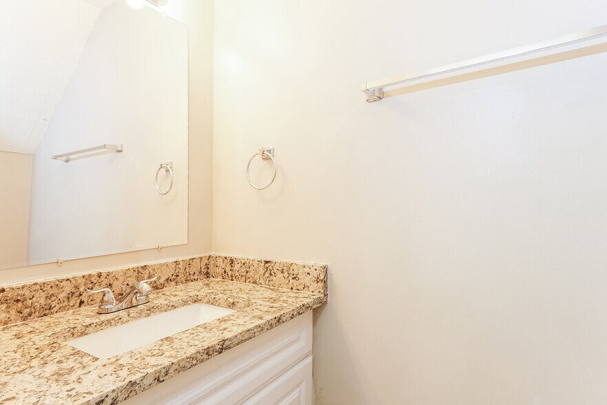 Building Photo - 904 Cedar Crest Dr