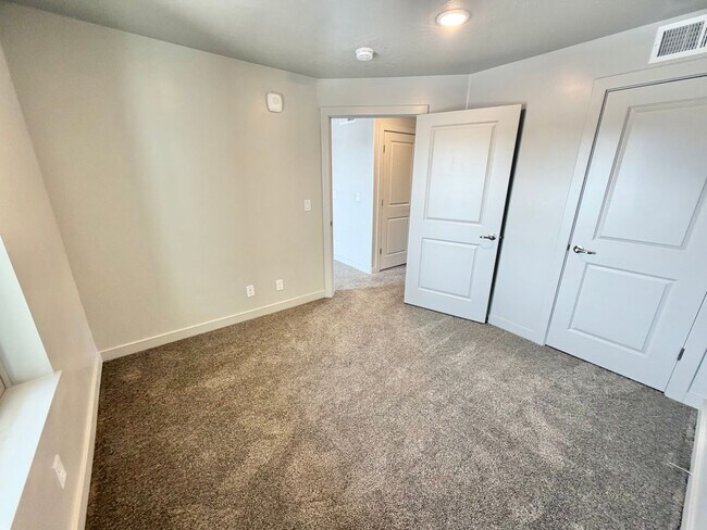 Building Photo - 2 Bed Lone Rock Condo!