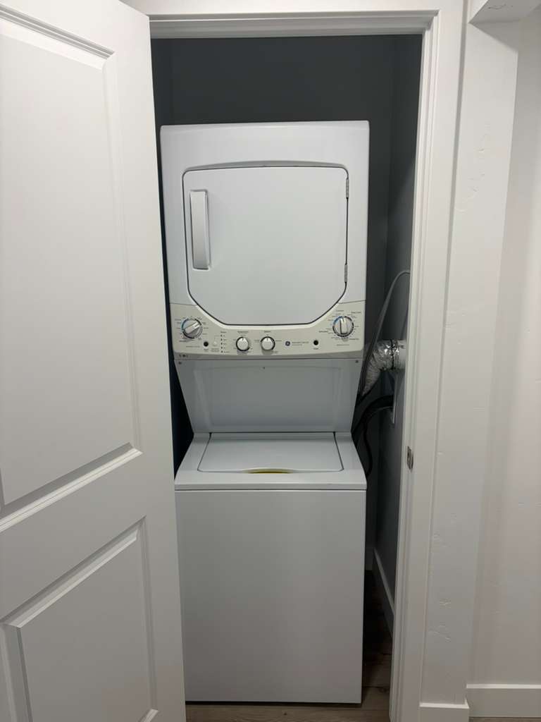 Building Photo - 63 E Ferndell St