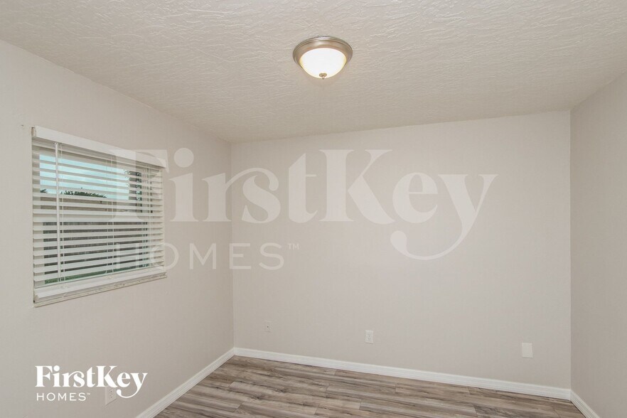 Building Photo - 525 Sacre Coeur Dr