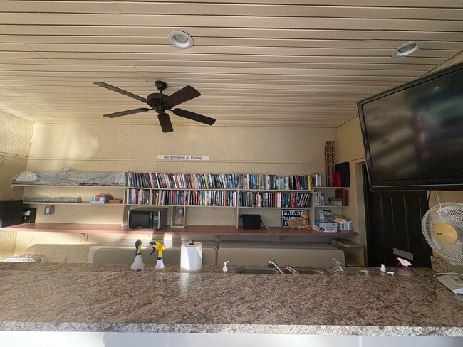 Building Photo - 4008 Oakview Dr