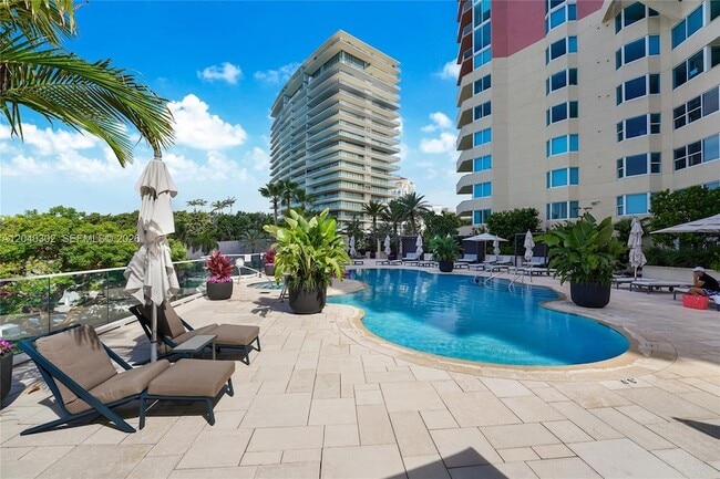 Building Photo - 300 South Pointe Dr