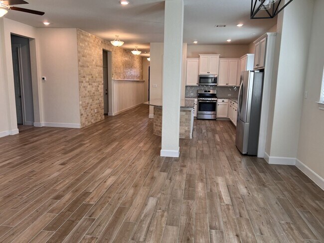 Building Photo - 10215 High Noon Dr