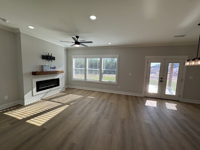 Building Photo - 1465 Forest Dr