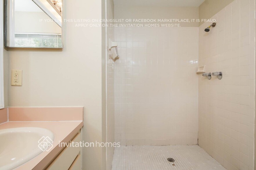 Building Photo - 515 49th St E