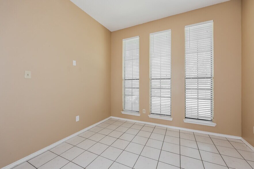 Building Photo - 544 De Soto Dr