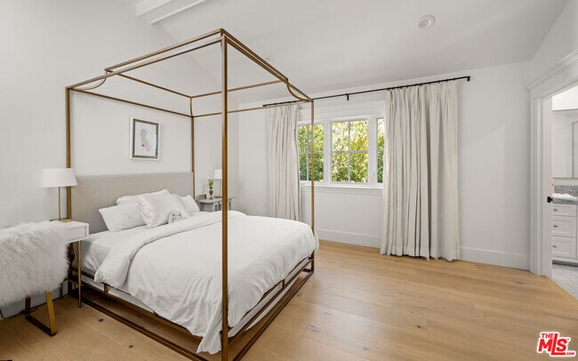 Building Photo - 146 N Carmelina Ave