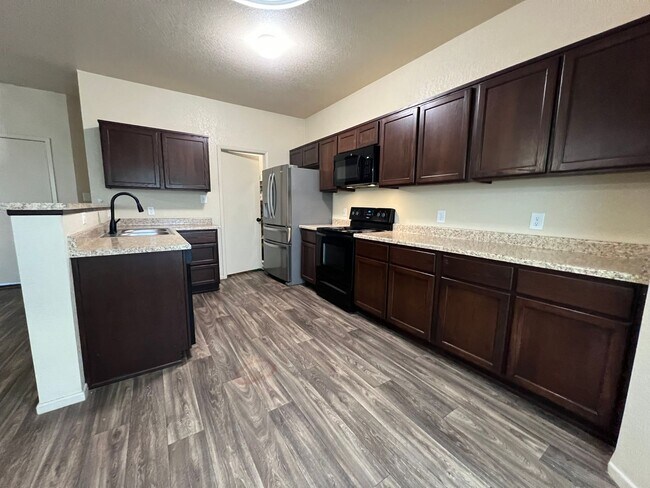 Building Photo - 4 BEDROOM HOME!