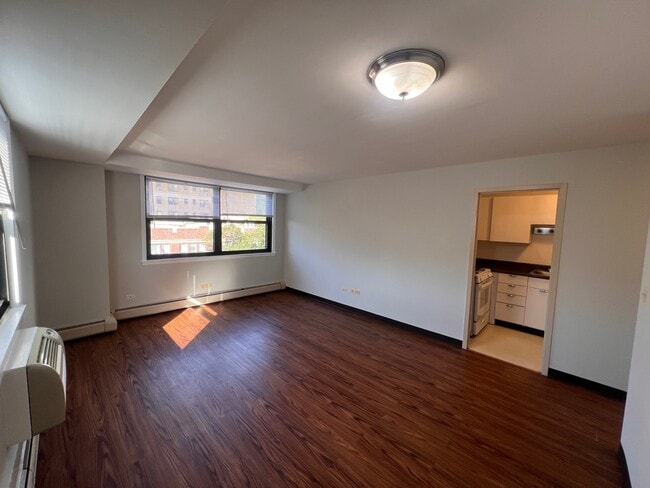Building Photo - 3639 N Pine Grove Ave