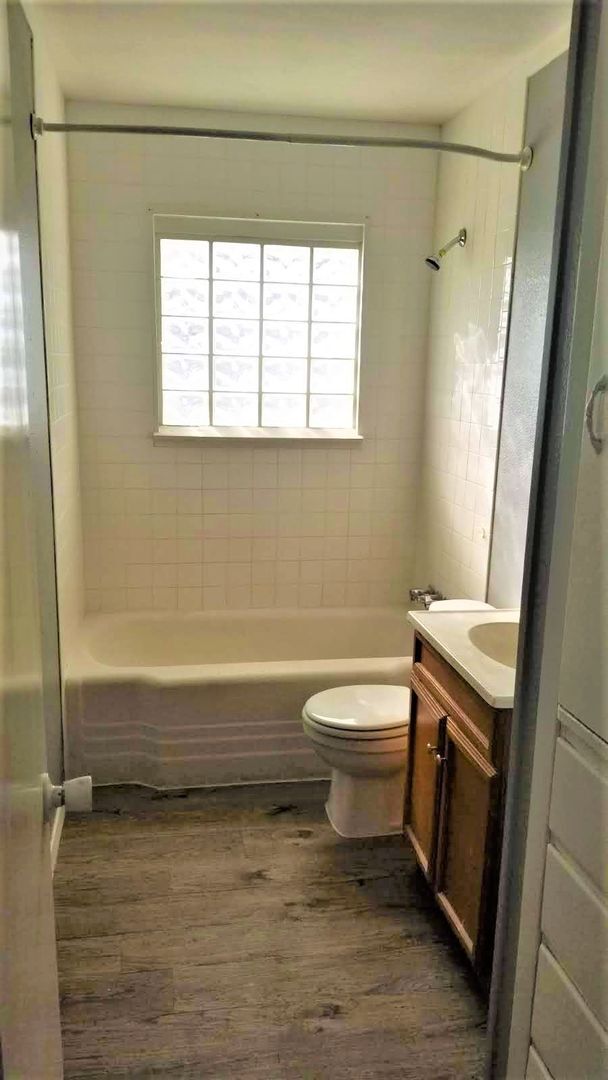 Building Photo - Handyman Special $0 First Month's Rent / “You fix, you SAVE BIG!!” Contact Mayshell for details: ...