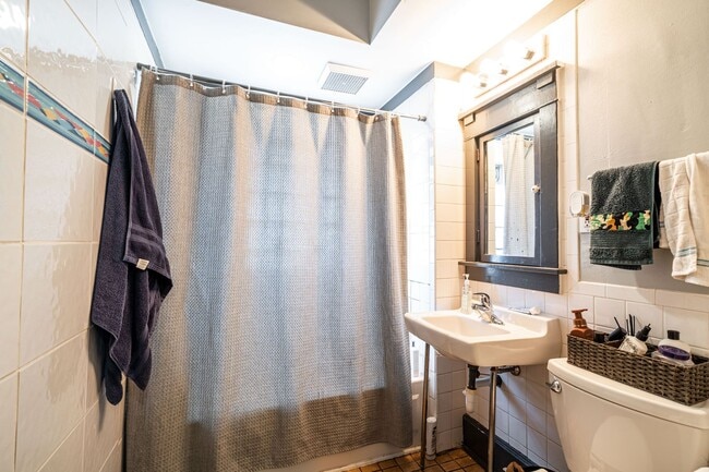 Building Photo - Kenwood flat across from UWM