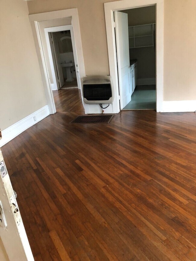 Building Photo - University Gardens 1BR/1BA unit in Triplex