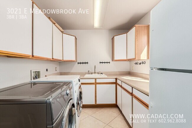 Building Photo - 3021 E Meadowbrook Ave