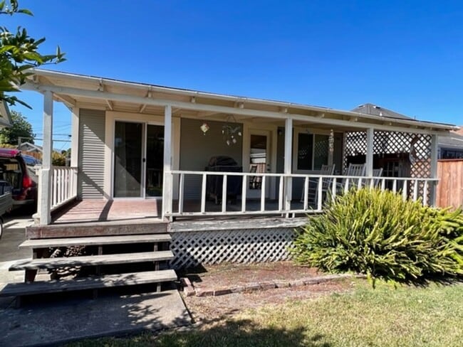 Building Photo - Historic Charm, Modern Comfort | 4BR + Den...