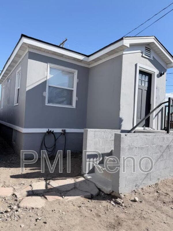 Building Photo - 613 E 2nd St