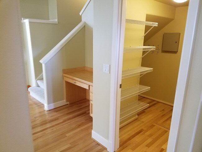 Walk-in pantry - 17204 Woodside Dr SE