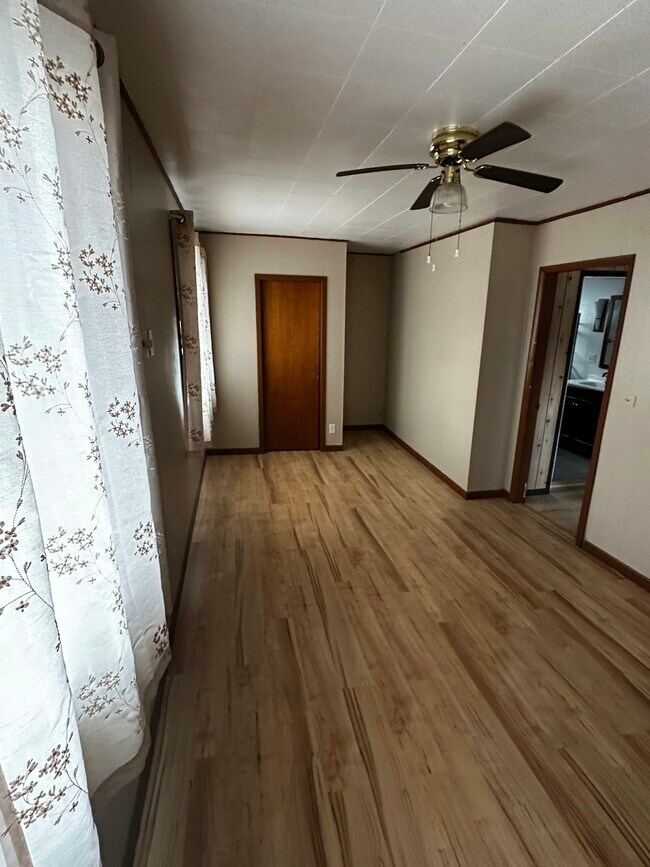 Building Photo - 240 E Main St